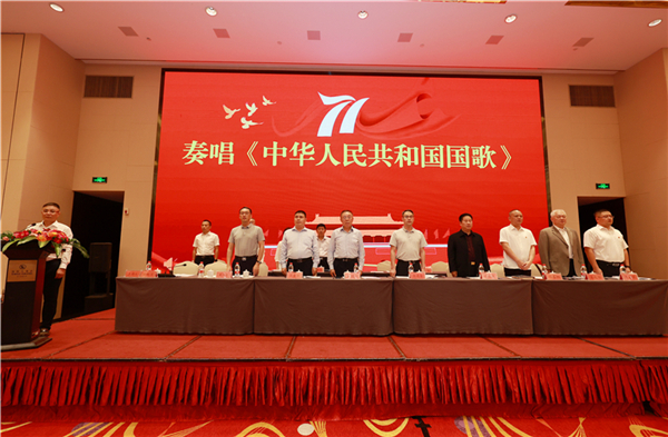 2、主席臺(tái)領(lǐng)導(dǎo)起立奏唱國(guó)歌.jpg